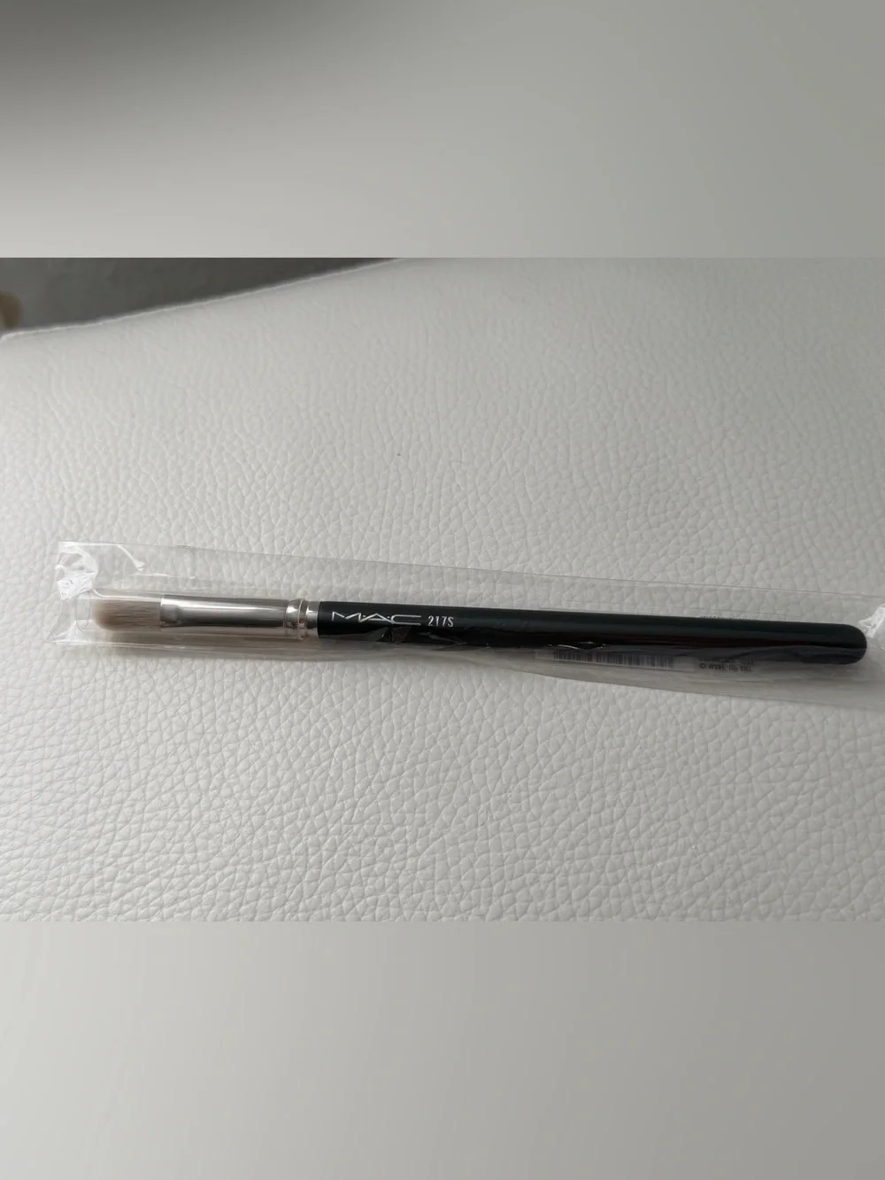 MAC Cosmetics 217S Eye Brush - Black Handle with White-Tipped Bristles